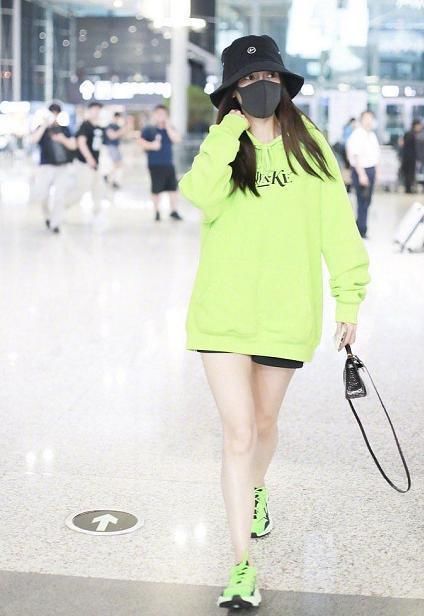 宋妍霏 卫衣搭配什么下装好看?舒适时髦又减龄,展现时尚魅力!