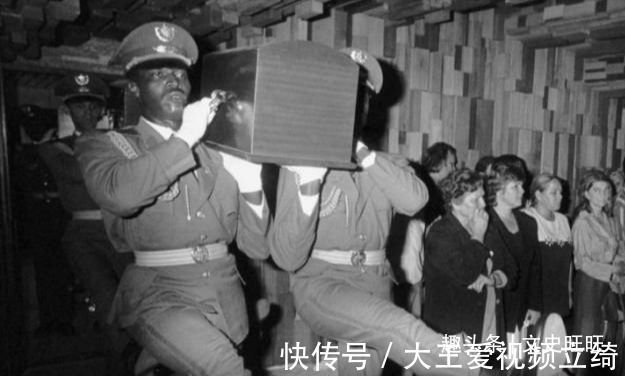 玻利维亚@当刽子手知道自己要杀的人是格瓦拉后,他喝了点酒壮胆