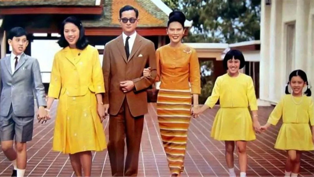 爱情故事$晚年诗丽吉低下了高傲的头,对丈夫牵手揽腰又献花,泰王被撩蒙了