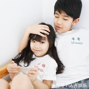 二胎家庭|小男孩路上“遛妹妹”,逢人就炫耀自己有妹妹,爸妈哭笑不得