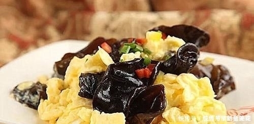 中薪|鸡蛋和此物一起炒,常吃健脑益智,排出毒素,孩子脑瓜子更聪明