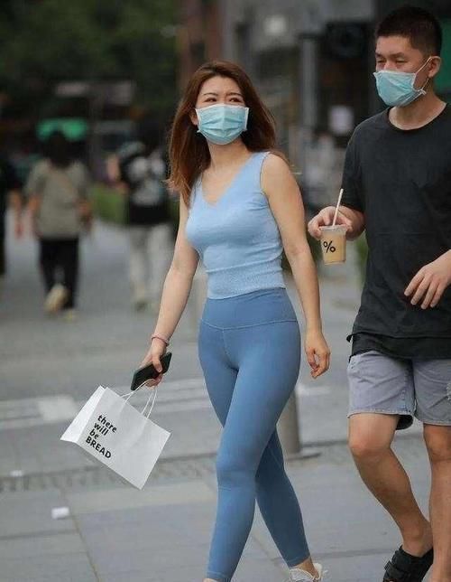 搭配 藕粉色紧身上衣搭配浅色微喇叭裤,干练十足,显得高挑