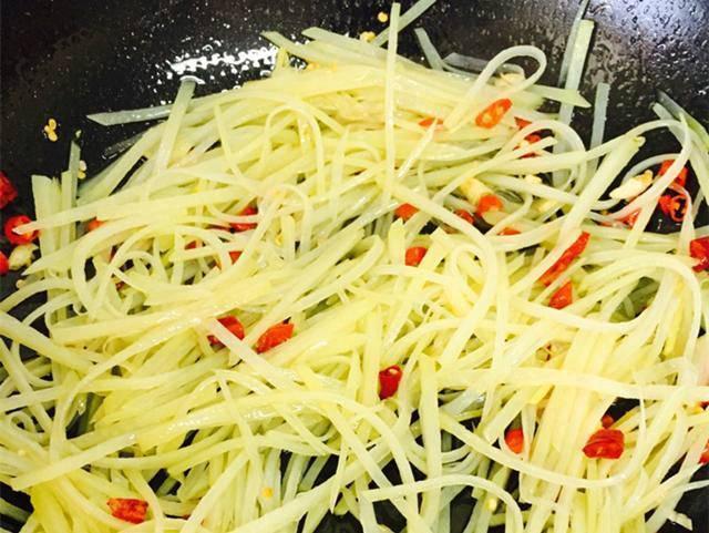 炒土豆丝是先放醋还是后放醋，很多人都不清楚，难怪炒的软趴趴