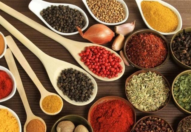 调味|炖骨头汤时,尽量别放这种料,不然毁了整锅汤,肉柴汤还难喝