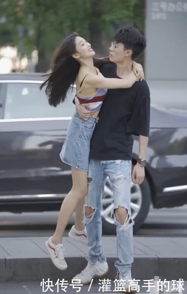 彩虹混色吊带搭配牛仔短裙,搭配精致,小巧玲珑