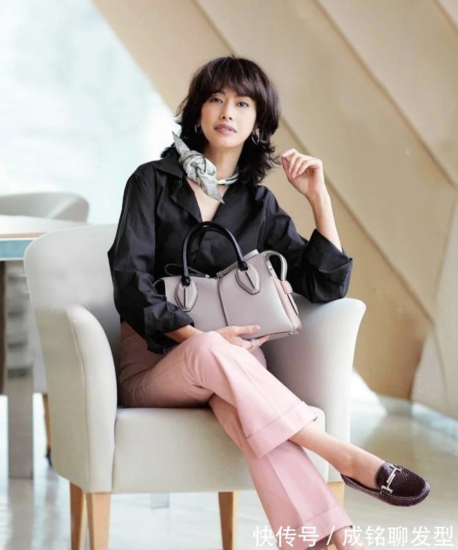 穿搭|五十岁女人搭配秋装,要记牢“3穿3不穿”,优雅得体又与众不同