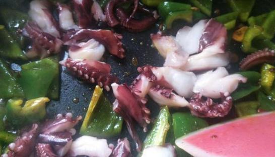 清炒鱿鱼圆椒,炒前泡一泡,味道更加好哟