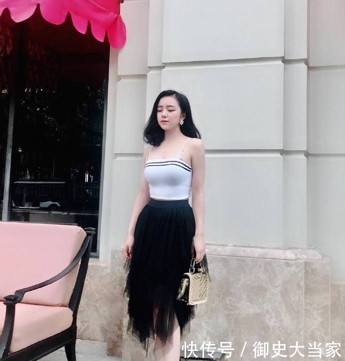  十足|路人街拍：身姿弥漫钟灵毓秀的妹子，这样的穿着，仙气十足！