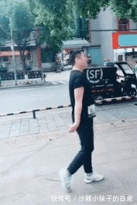 |搞笑GIF：喵星人：  主人你的鱼我帮你洗哈。。