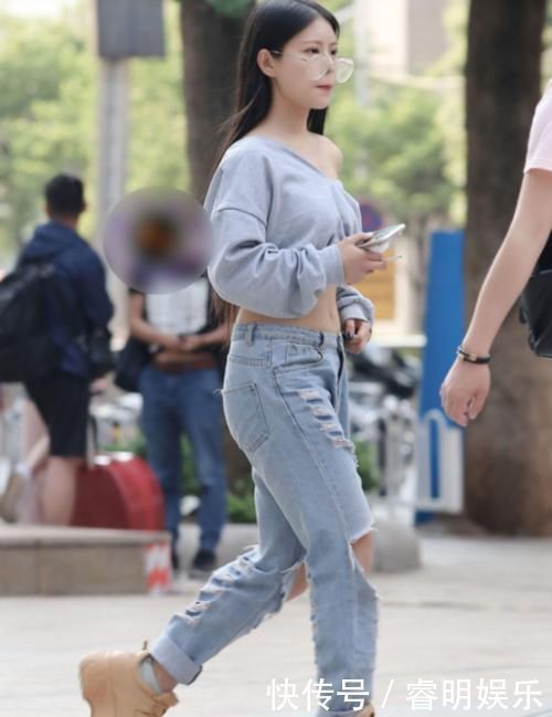 时尚性感美女,漏肩装惊艳四方,破洞牛仔裤也是大胆