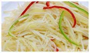 炒土豆丝时,别只知道泡水,多加“1点它”,土豆丝香脆不粘锅