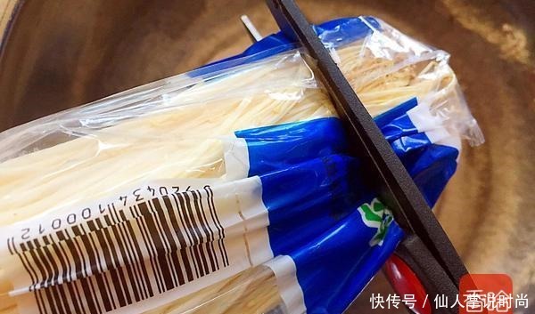 它和金针菇是“黄金搭档”,天冷焖一锅,吃到汤汁都不剩