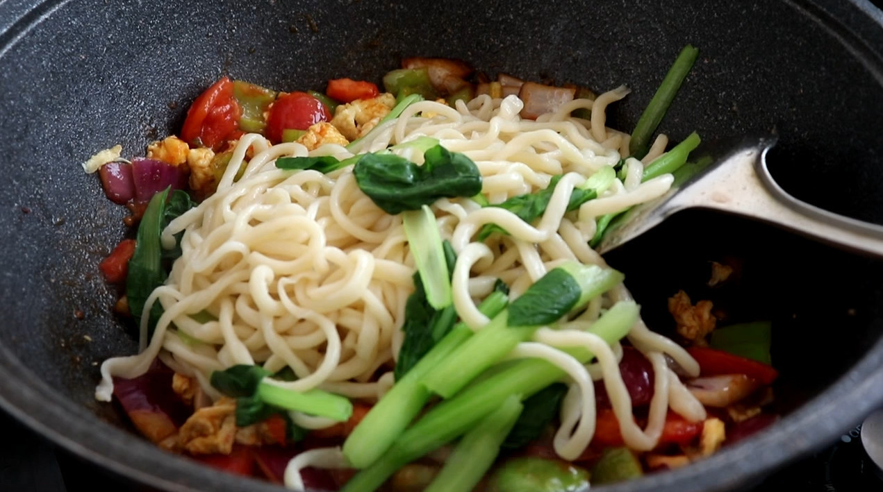 炒拉条子的家常做法，筋道爽滑，味道比饭店里的还好吃