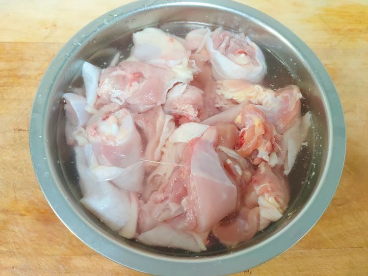 炖鸡腿时,多加1样食材一起炖,出锅鸡肉更香,老人孩子都喜欢吃