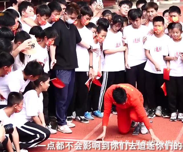 大饱眼福|苏炳添现场示范起跑动作,学弟围观大饱眼福,中国飞人或跑到巴黎