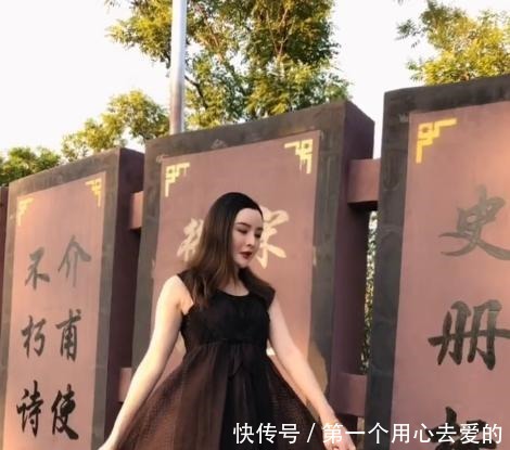 美女身穿黑色连衣裙和黑色高跟鞋,宛如黑天鹅!