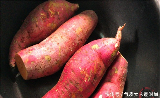 不用烤箱,教你用电饭锅烤红薯,不加一滴水,和炭烤红薯一样香
