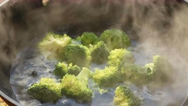 西兰花不再炒着吃，加1根胡萝卜，我家天天吃，全家都爱吃