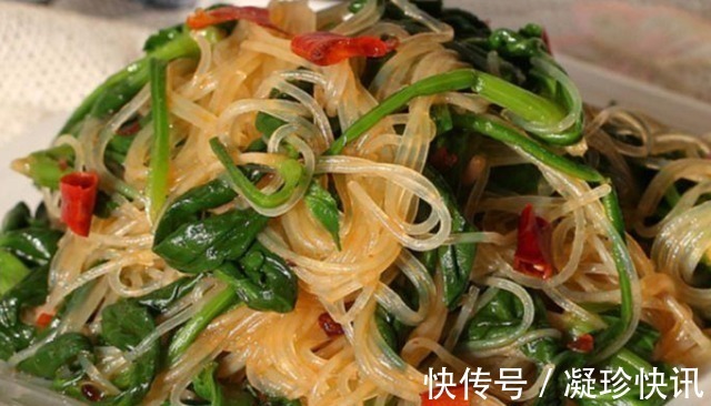 菠菜不煎不炒,焯个水拌一拌,清新爽口解油腻,下酒下饭都不错