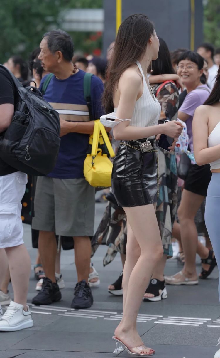 针织衫 针织衫+皮裙,流行混搭风,刚柔并济女人味!