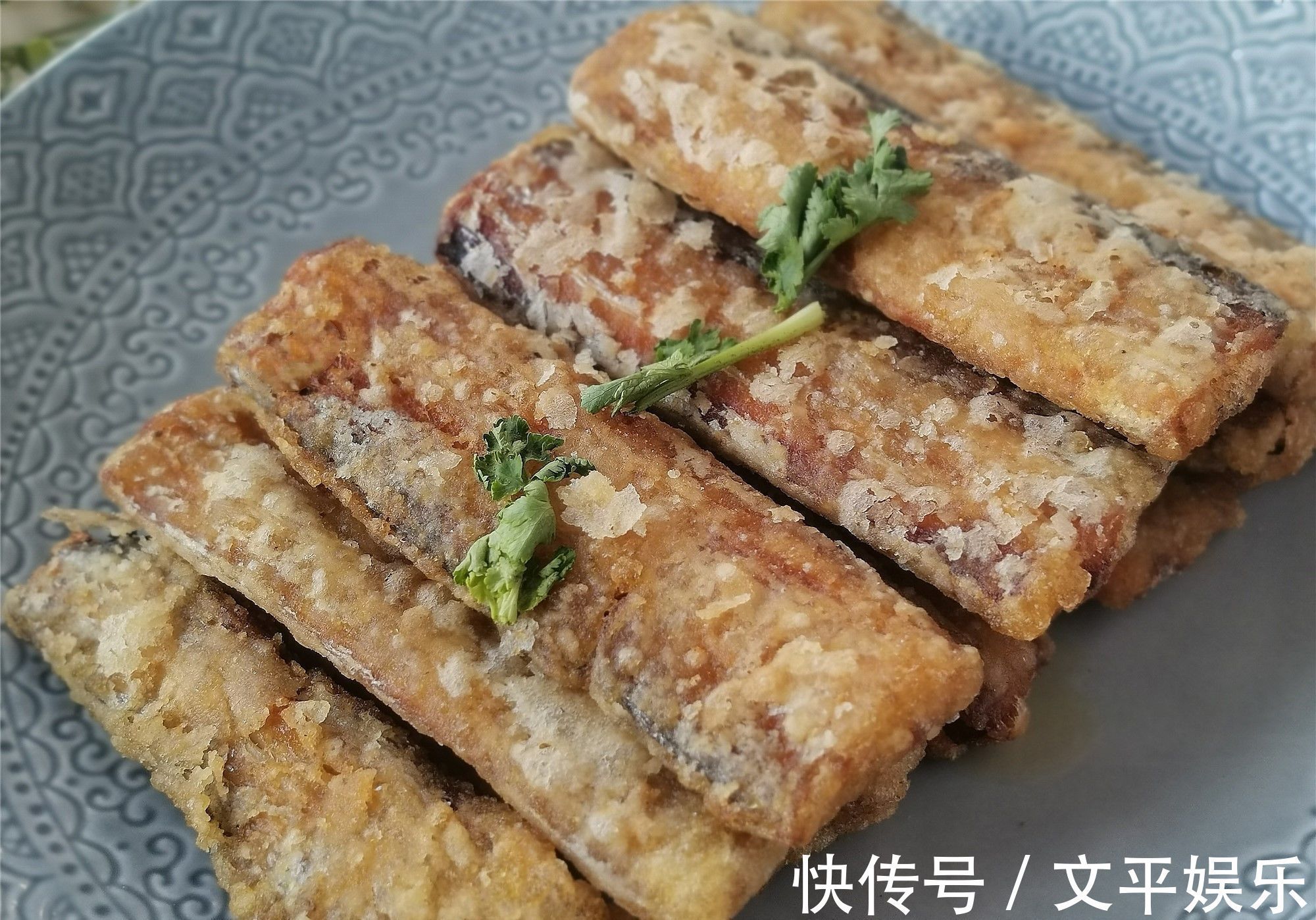 金黄|干炸带鱼的家常做法，简单实用，带鱼金黄酥香，吃的鱼刺都不剩