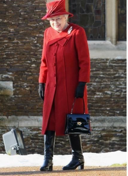 72岁卡米拉比94岁英女王怕冷,女王光腿她穿长靴,小22没女王年轻