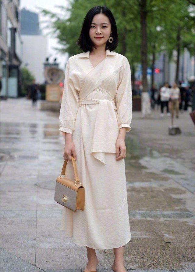 街拍:小姐姐身穿红色连衣裙,彰显纤细的身材,突现出轻熟般的气息