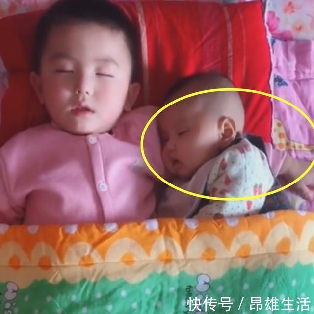 弟弟|哥哥哄弟弟睡着了,妈妈掀开被子看到这一画面,心都暖化了