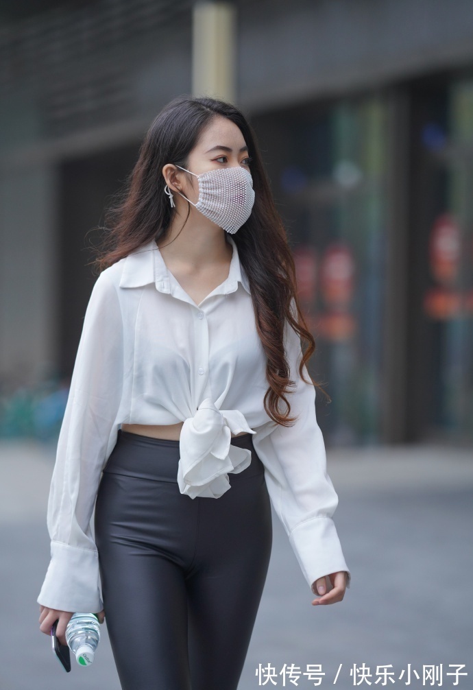 白衬衫 皮裤真是经典,简单搭个白衬衫,既有气质又有线条!