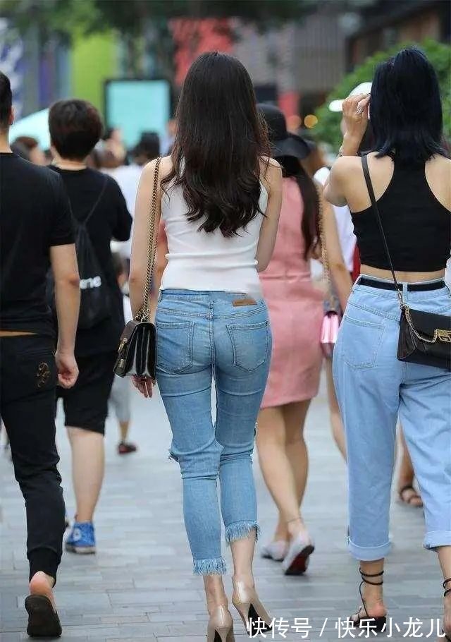 高跟鞋 白色高领背心搭配蓝色破洞牛仔打底裤,街头感十足,气质风华绝代