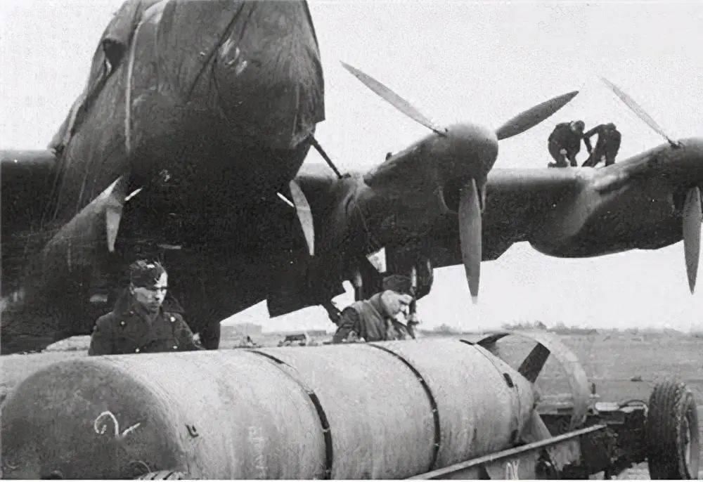 飞行员|133名飞行员冒死冲向大坝,亿吨洪水喷涌而出,千人睡梦中离世