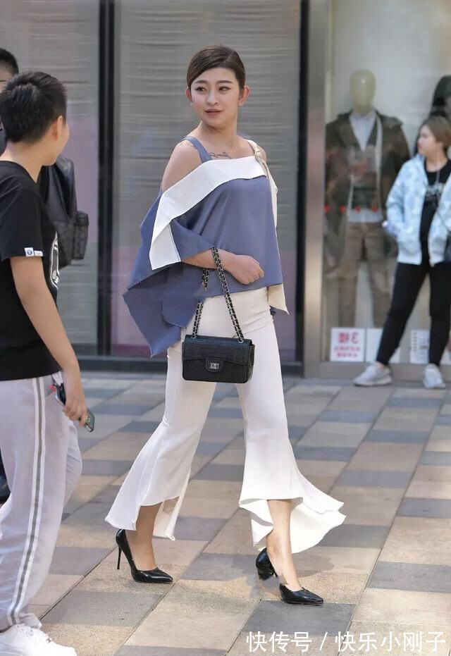 子女生 小姐姐身穿灰色紧身连衣裙,搭配黑色口罩,看上去时尚又可爱