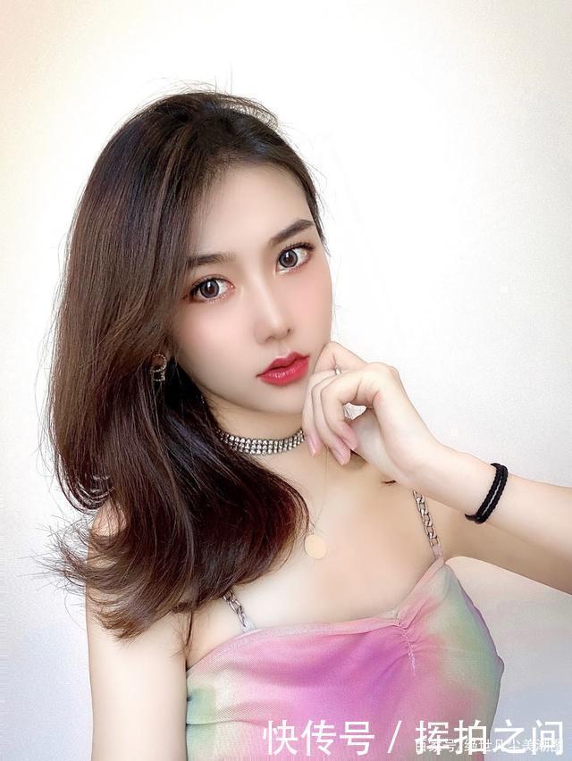 小姐姐穿七彩连衣包臀裙,展现非常迷人的腰线