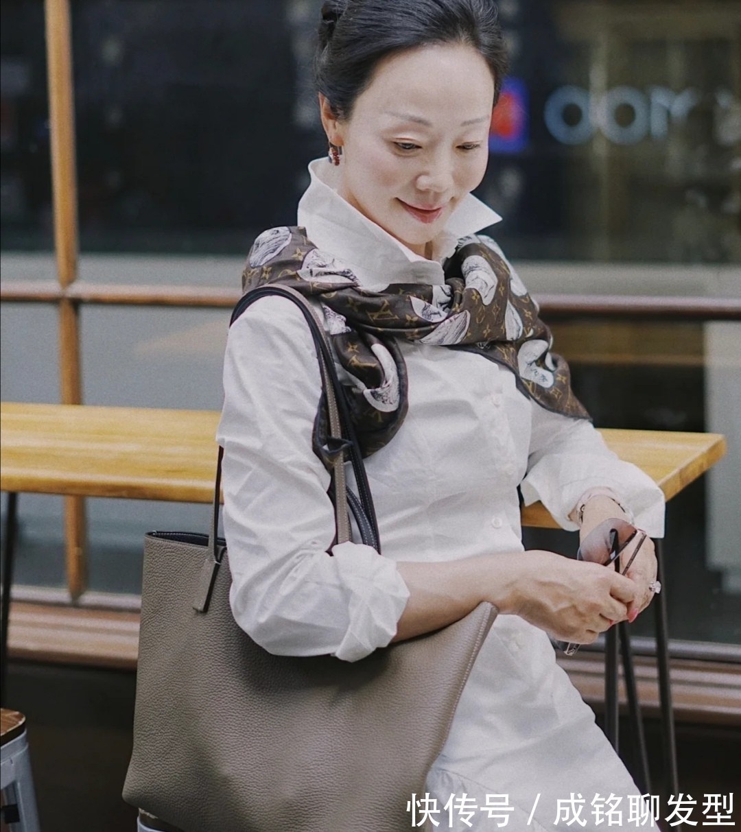 优雅|60岁的女人原来也可以这么美!自然真实不装嫩,一举一动皆优雅