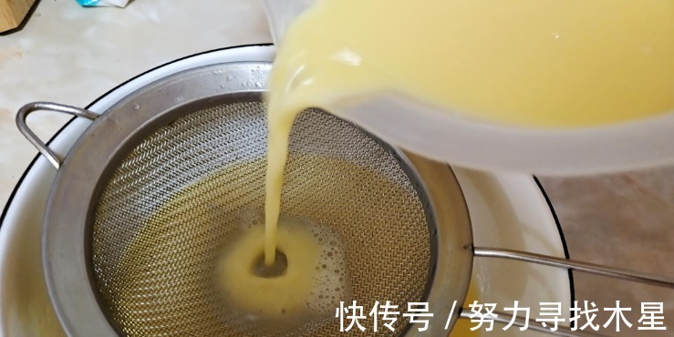鸡蛋羹直接上锅蒸,难怪不好吃!做好“四步”,又嫩又滑孩子爱吃!