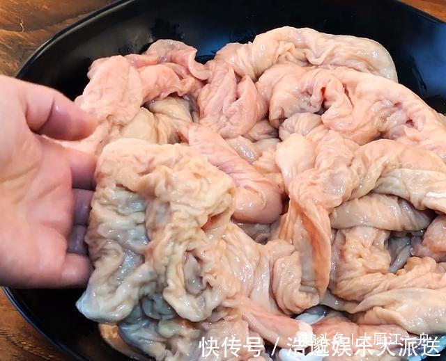 清洗大肠，有人加盐有人用碱大厨都不对，难怪大肠洗不净