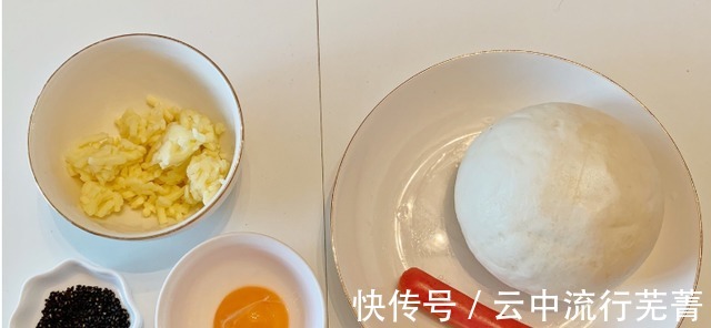 不用打发也能做的小蛋糕，松软香甜做法简单，比外面买的还好吃！