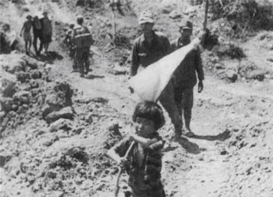 美国|冲绳岛战役，一个小女孩举着白旗向美军投降，她后来怎么样了？