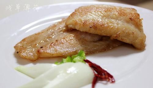 煎鱼可不能直接下油锅,掌握这3个技巧,鱼皮才能不破不粘锅