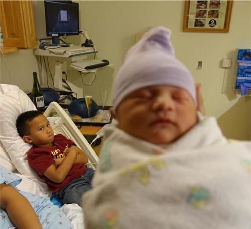 父母|女大学生回家,发现父母偷偷生下二胎,第一反应彰显满满的求生欲