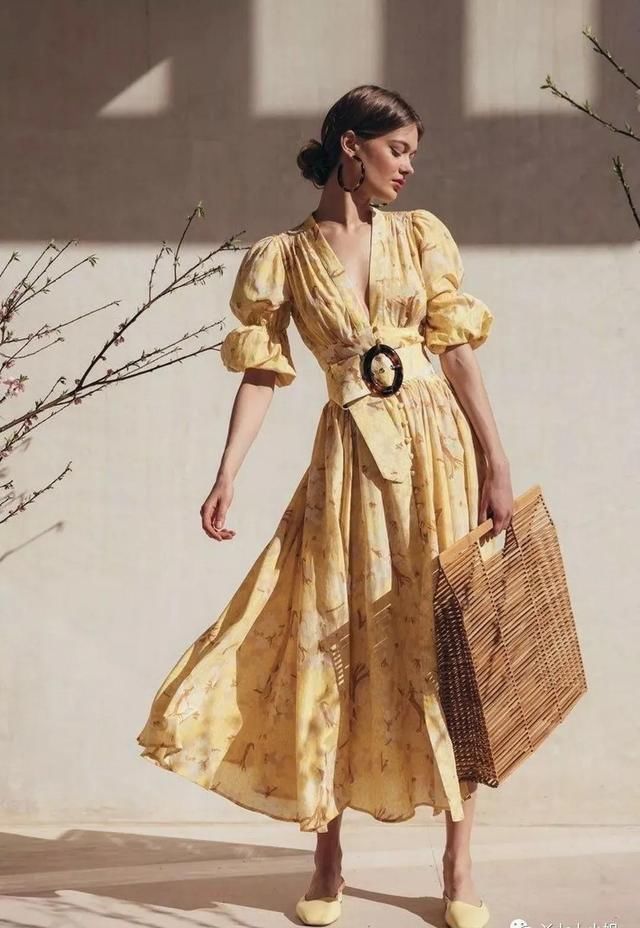  连衣裙|忘掉高跟鞋，“连衣裙+平底鞋”才是夏季王炸组合