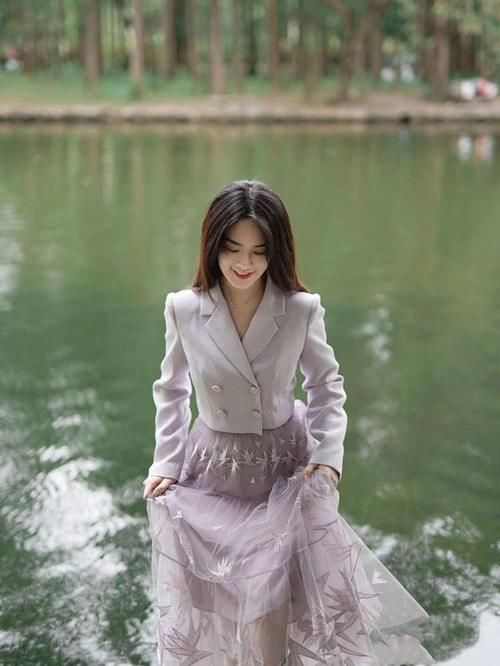 简单即是美，让人意外的同色西装配纱裙，搭在一起超时髦