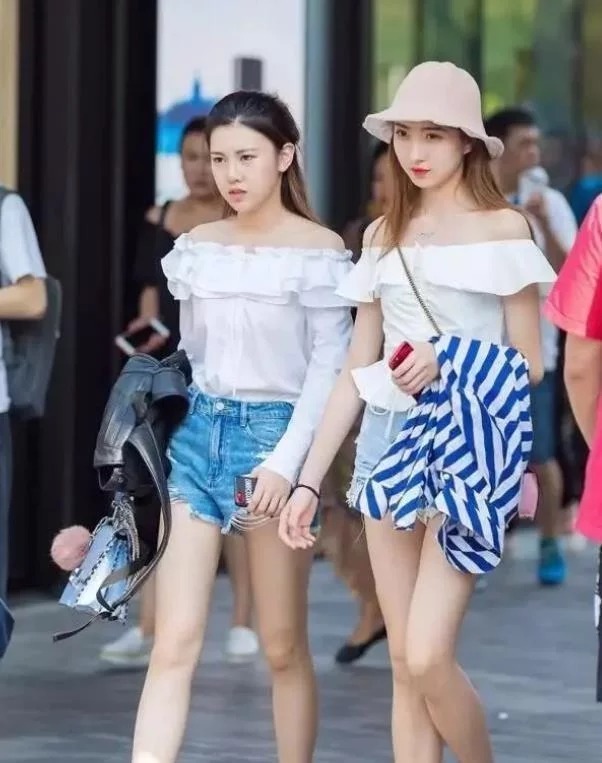 时尚|街拍:千娇百媚的美女,露肩上衣配短裙,彰显出时尚气质美