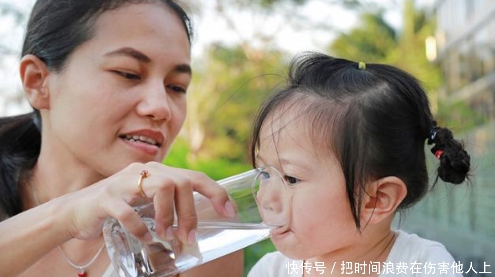 恢复|宝宝生病粘人爱哭闹？用对方法安抚，宝宝恢复快，妈妈更轻松