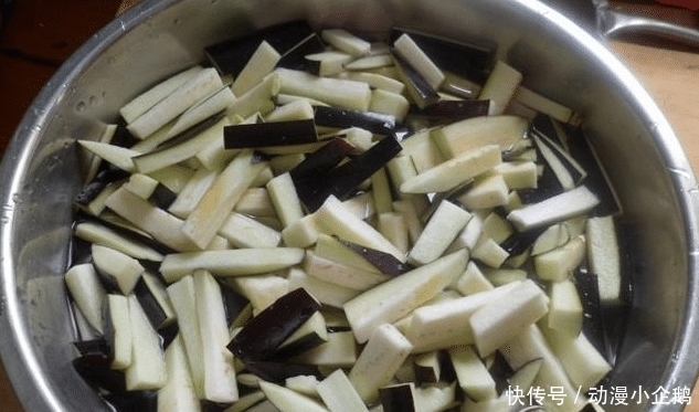 茄子|炒茄子先放油?难怪炒出来的茄子不好吃,大厨来告诉你正确的做法