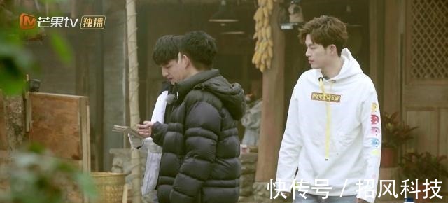 节目组失误关掉滤镜,王源满脸痘颜值大跌,杨超越皮肤不如董力!