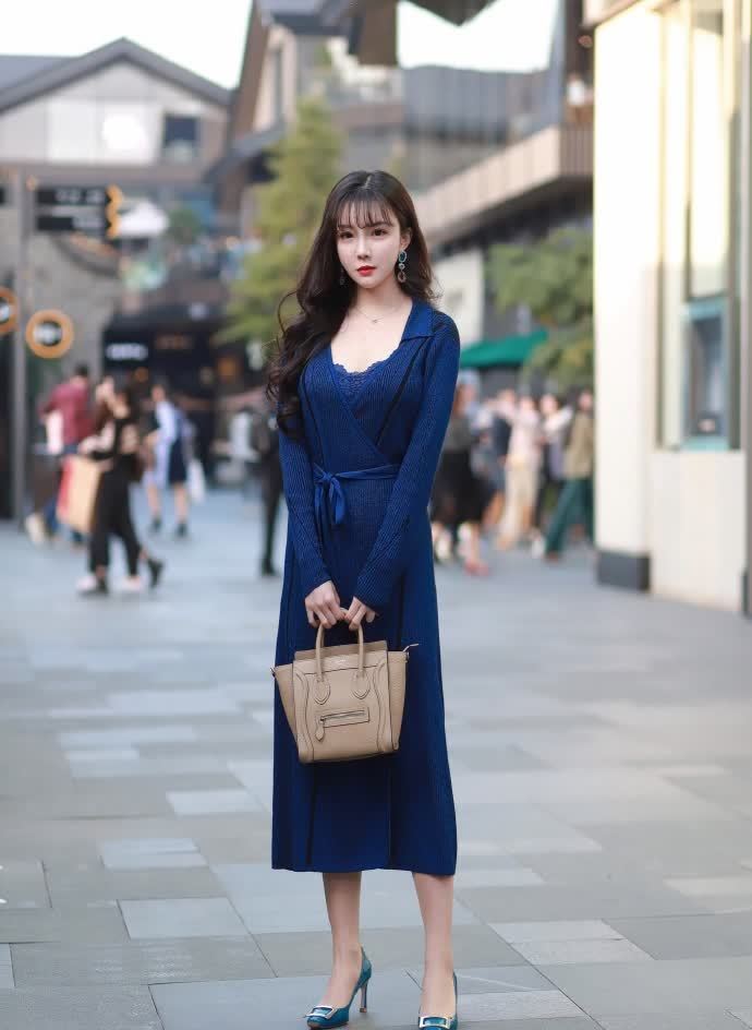 穿着|街拍:美女穿着修身,气质出众,有种小家碧玉的感觉