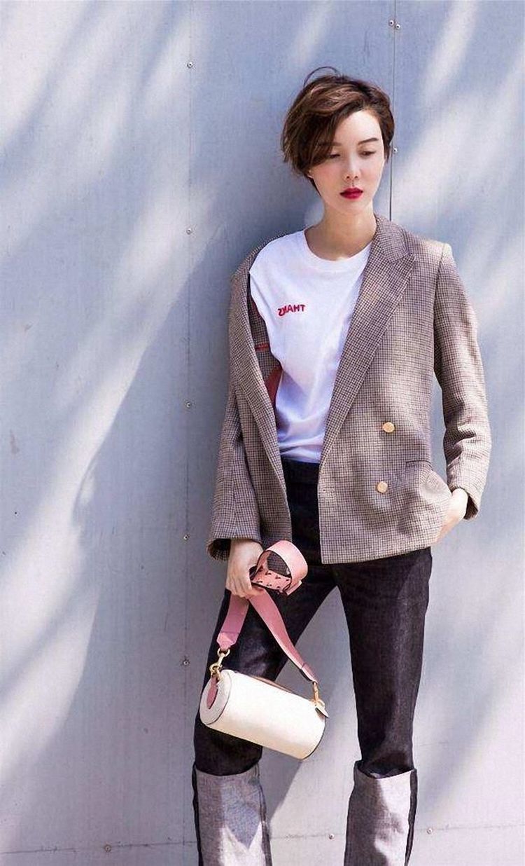 小姐姐|街拍:豹纹连衣长裙搭配黑色高跟鞋,展示高挑好身材,这气质堪称绝美