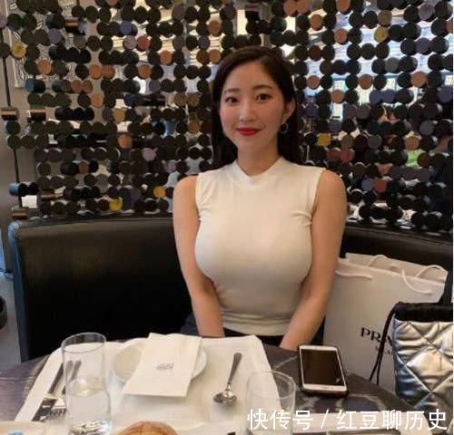 穿搭|微胖美女日常出街,“无袖”上衣原来这么好看