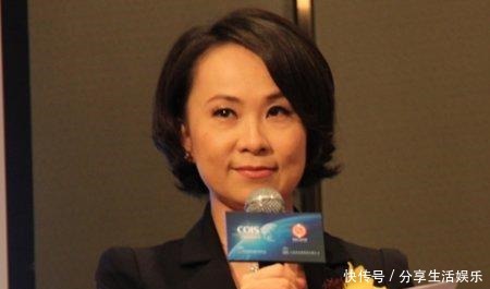 易中天调戏女主持，拥抱亲吻毁人三观，百家讲坛走红的他飘了